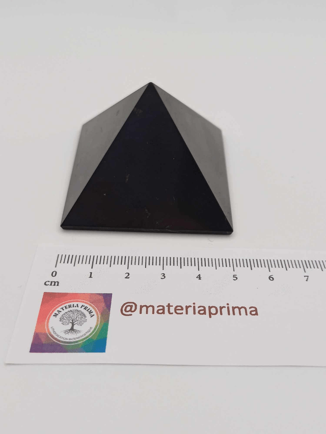 Shungite pyramide polie