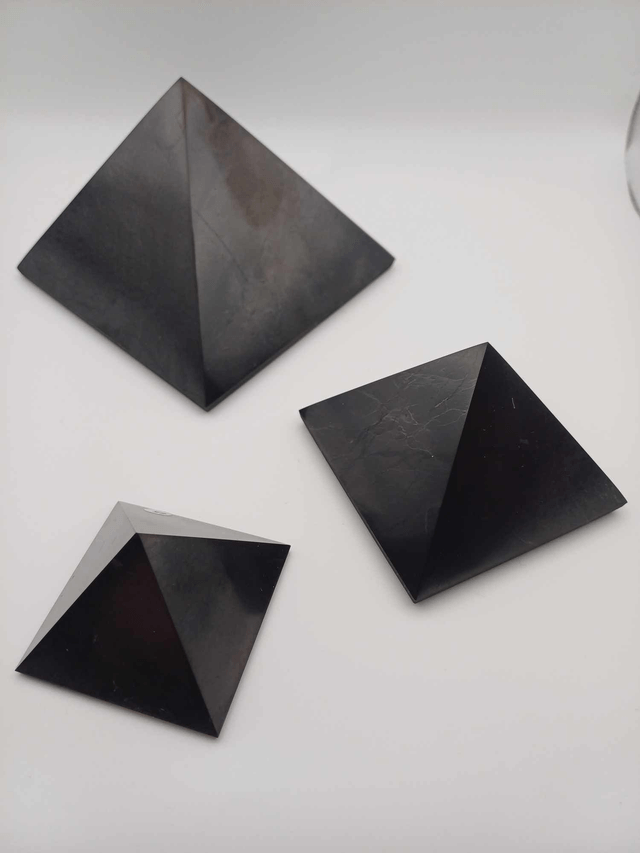 Shungite pyramide polie