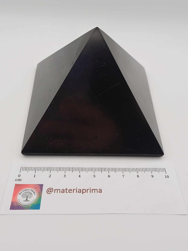 Shungite pyramide polie