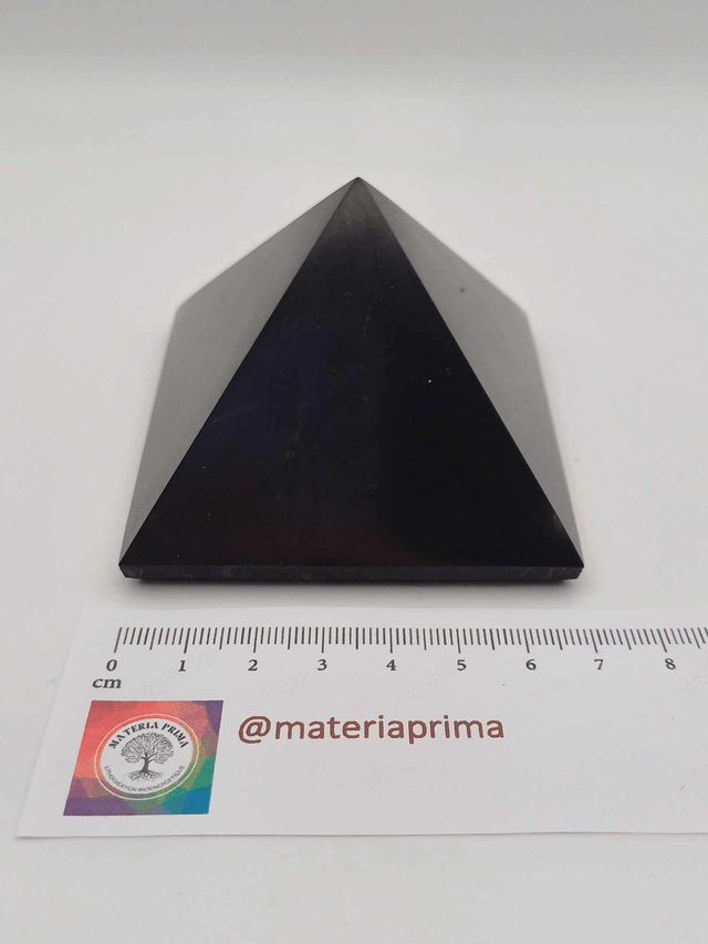 Shungite pyramide polie